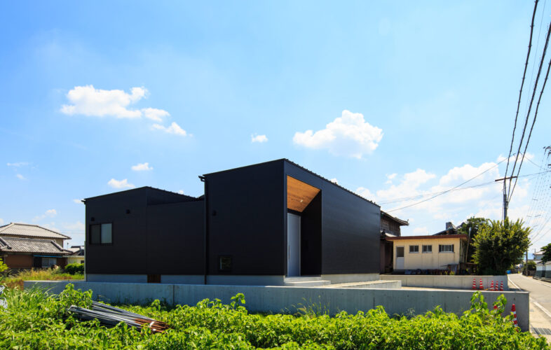 「黒い外観と中庭が生むプライバシー空間。白と木が広がる明るいLDKが魅力のシンプルモダン平屋」